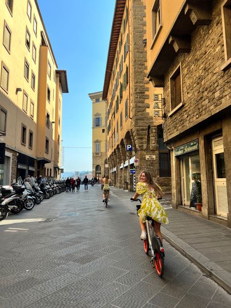 Biking In Italy, Study Abroad Florence Italy, Florence Fashion Italy, Florence Study Abroad, Florence Italy Fashion, Study Abroad Florence, Florence Italy Aesthetic, Florence Summer, Florence Aesthetic