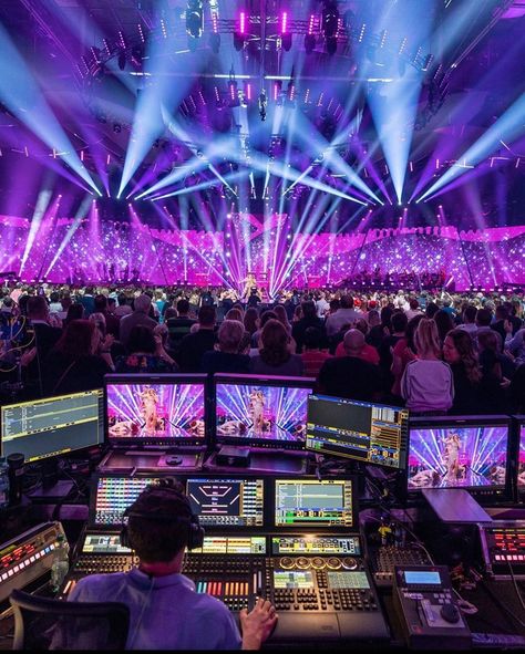 360 Stage Design, Concert Lighting Design, Touya Aesthetic, Stage Lighting Design Concert, Concert Production, Famous Aesthetic, Concert Lighting, Future Concert, Interactive Lighting