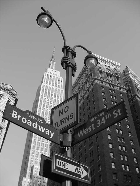 empire state building en noir et blanc panneau de rue new york Grp Layouts, Black And White Photo Wall, Black And White Picture Wall, Places In New York, Fotografi Vintage, Most Romantic Places, Phone Aesthetic, Gray Aesthetic, Photo Wall Collage