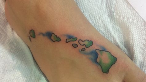 A tattoo of the Hawaiian islands. Maui Island Tattoo, Hawaii Island Tattoo, Hawaiian Island Tattoo, Maui Tattoo, Hawaii Tattoo, Hawaiian Tattoos, Jerry Tattoo, Hawaii Tattoos, Island Tattoo