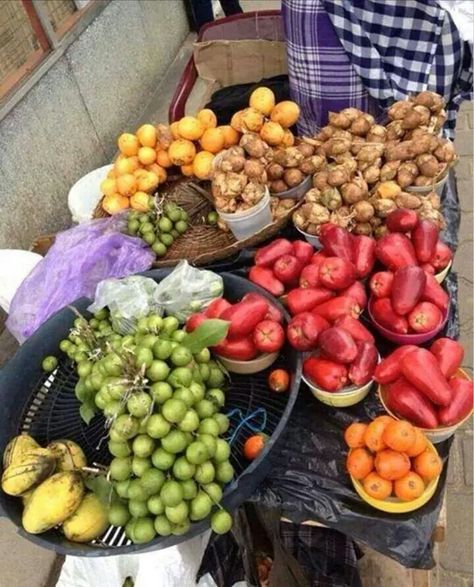 How many fruits can you name? Suriname Food, Carribean Food, Street Vendors, Street Foods, Food Lunch, Exotic Food, Food Stall, Latin Food, Caribbean Recipes