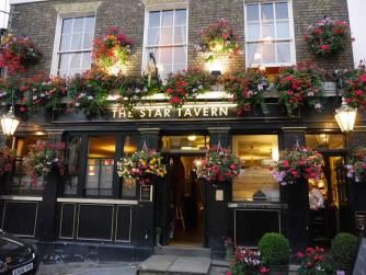 © Edwardx / WikiCommons London Pub Aesthetic, Ten Bells Pub London, Old Pubs In London, Gordons Wine Bar London, Historic Pubs In London, Great Fire Of London, Log Fires, Best Pubs, Fleet Street