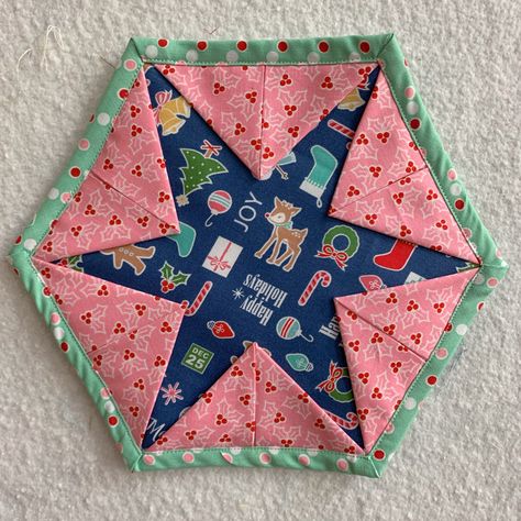 Christmas Pot Trivet or Hot Pad - Days Filled With Joy Fabric Trivet Hot Pads, Trivets Diy Fabric Hot Pads, Quilted Trivet Pattern, Christmas Ornament Hot Pad, Hot Pads Sewing Patterns Free, Pot Holders Diy Free Pattern, Pot Holders Diy, Diy Pot Holders, Quilted Trivets