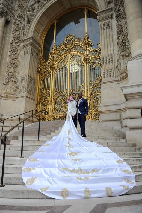 This Groom Wore An Elaborate Cape That Is A Bit Like A Bridal Train And People Are Here For It Gay Outfits, Man Gay, Beard Boy, Parisian Wedding, Gay Outfit, Lgbt Wedding, Gay Books, Wedding Cape, Lgbtq Wedding