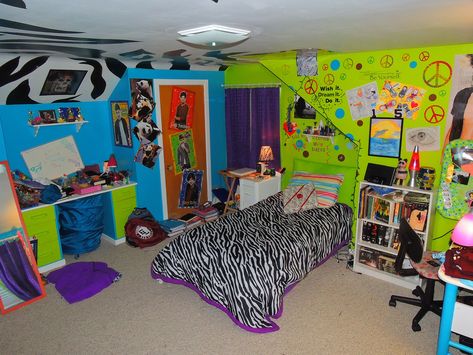 Scene Room 2000s, 2000s Scene Bedroom, 2000s Older Brother Room, Weirdcore Room Ideas, 2000's Bedroom, 2010s Bedroom, Scene Room Ideas, 2010 Bedroom, Scenecore Room