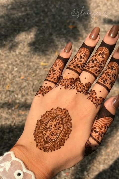 Henna Design 💚🍀☘️ Henna Dipped Fingertips, Hijab With Mangtika, Bareek Mehndi, Jewish Henna, Short Mehndi Design, Front Mehndi Design, Palm Mehndi Design, Modern Henna, Latest Henna Designs