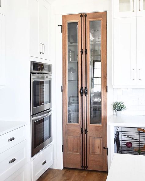 Farmhouse Fanatics on Instagram: “What are your thoughts on these pantry doors?! 🚪🤔 (📸 @athomewithkaraallen) — I totally love them 😊 They’re so unique! They definitely add a…” Integrated Pantry, Fresh Raspberry Muffins, Stage Kitchen, Modern Farmhouse Pantry, Pantry Goals, House Pantry, Perfect Pantry, Farmhouse Pantry, Raspberry Muffins