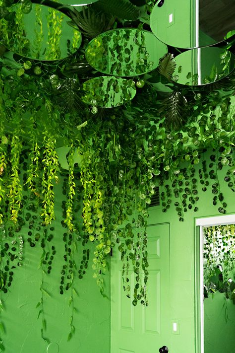 Nature Theme House Interior, Jungle Ceiling Decorating Ideas, Forrest Bathroom Ideas, Jungle Glam Bedroom, Jungle Theme Interior Design, Swamp Themed Bedroom, Rain Forest Bathroom Ideas, Jungle Theme Home Decor, Rainforest Bedroom Aesthetic