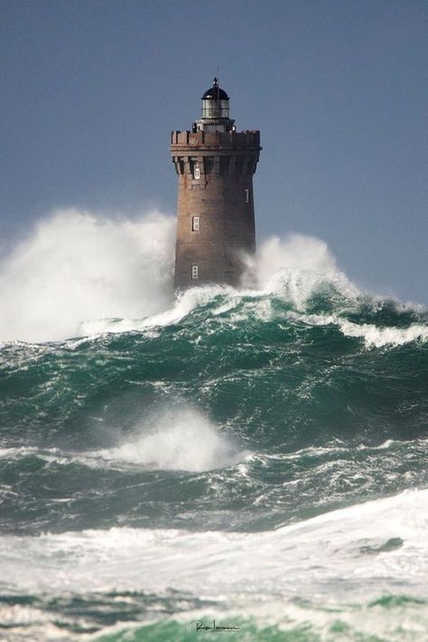 Lighthouse Storm, Lighthouse Lighting, Lighthouses Photography, Sea Storm, Lighthouse Photos, Lighthouse Pictures, Brittany France, Beautiful Lighthouse, Light House