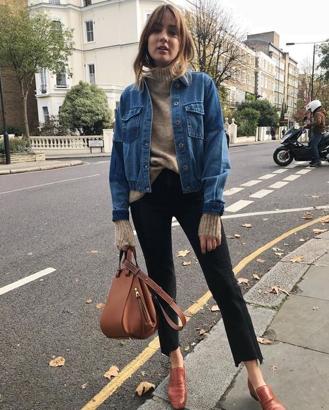 9,078 Likes, 82 Comments - Lizzy Hadfield (@shotfromthestreet) on Instagram: “My sort of double denim in @reserved today! 👖💙 #ReservedForLondon” Travel Outfit Ideas, Lizzy Hadfield, Chique Outfit, Chique Outfits, Winter Mode, Elegante Casual, Minimal Chic, Star Style, Mode Inspo