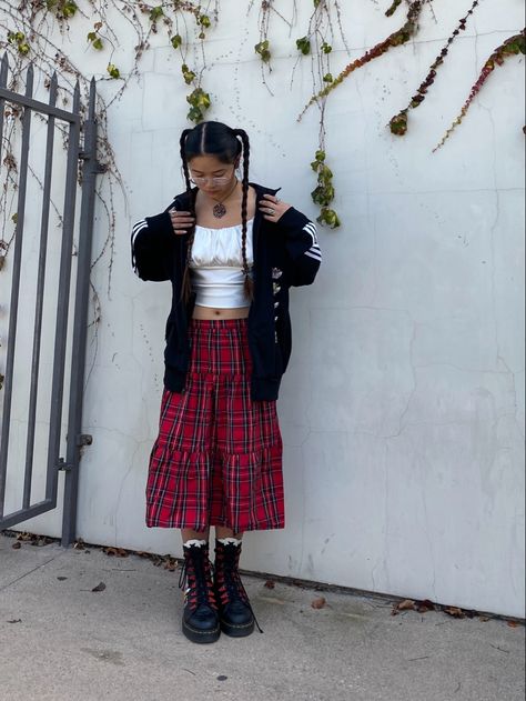 Long Plaid Skirt Outfit Summer, Long Red Skirt Outfit Summer, Long Red Plaid Skirt Outfit, Plaid Outfit Aesthetic, Red Checkered Skirt Outfit, Plaid Maxi Skirt Outfit, Long Red Skirt Outfit, Long Plaid Skirt Outfit, Red Plaid Skirt Outfit