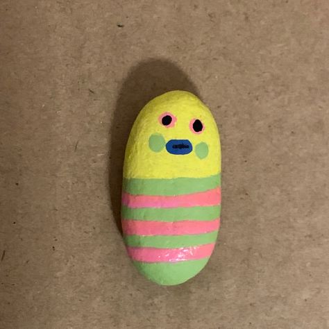 Things To Draw On Rocks Easy, Cute Painting Rocks Ideas, Long Rock Painting Ideas, Easy Cute Rock Painting Ideas, Easy Painting Rocks, Painting Ideas Rocks, Cute Rock Ideas, Painting Rocks Ideas Aesthetic, Easy Rocks To Paint