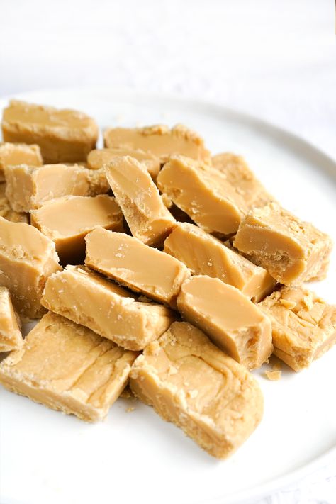 Step by Step Creamy Fudge Making Tips and Recipe | Just Easy Recipes 3 Ingredient Fudge Recipe, Best Fudge Recipe, Creamy Fudge, Old Fashioned Fudge, Cookie Dough Fudge, Cream Fudge, Homemade Fudge Recipes, Xmas Baking, Peanut Butter Fudge Recipe