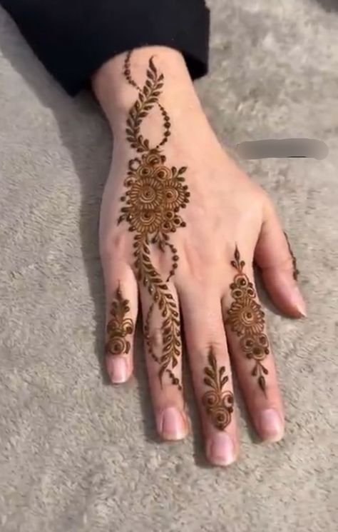 Black Mehndi, Henna Crown, Simple Henna Designs Hand, Finger Mehendi Designs, Elegant Henna, Crown Tattoos, Mehndi Ideas, Henna Inspo, Henna Inspired Tattoos