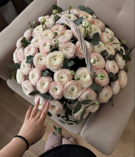 Ranunculus Bouquet, Strange Flowers, Fresh Flower Bouquets, Boquette Flowers, Carnation Flower, Flower Therapy, Beautiful Bouquet Of Flowers, Home Flowers, Ranunculus