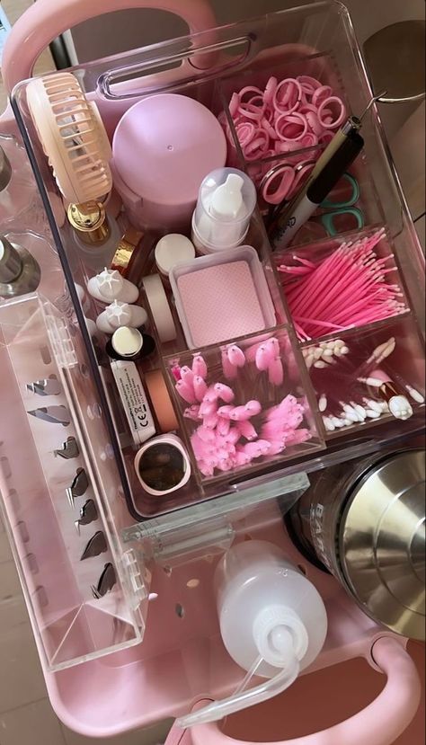 Makeup Buisness Ideas, Pink Lash Tech Room, Lash Room Essentials, Lash Extensions Set Up, Lash Set Up Station, Lash Kit Ideas, Lash Extension Organization Ideas, Lash Tech Cart, Lash Tech Lifestyle