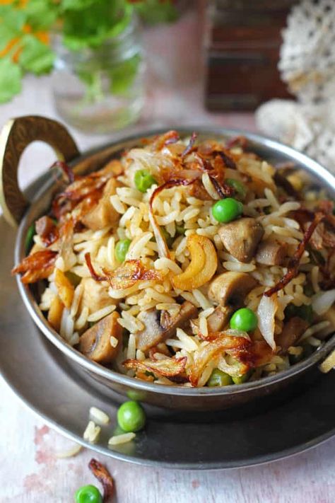 Mushroom Matar Pulao Vegetarian Gluten Free, Indian Rice Recipes, Mushroom Rice, Pulao Recipe, Recipe Vegetarian, Biryani Recipe, Potluck Recipes, Indian Food Recipes Vegetarian, Indian Cooking