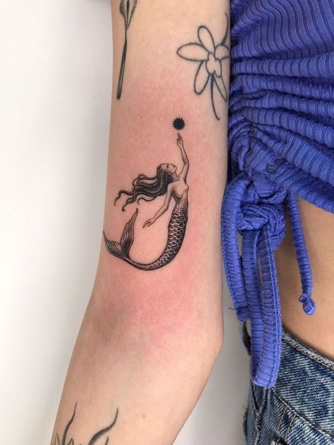 Color Mermaid Tattoo, Mermaid And Fairy Tattoo, Fairy And Mermaid Tattoo, Fine Line Mermaid Tattoo, Tattoo Mar Ocean, Simple Mermaid Tattoo, Mermaid Tattoo Ideas For Women, Small Mermaid Tattoo, Siren Tattoo