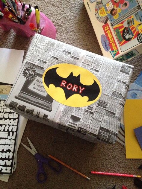 DIY Batman gift wrap!! Batman Gift Wrapping Ideas, Diy Batman Gifts, Batman Gift Ideas, Batman Party Favors, Cute Gifts For Your Boyfriend, Batman Diy, Batman Gifts, Superhero Gifts, Birthday Gifts For Boyfriend Diy