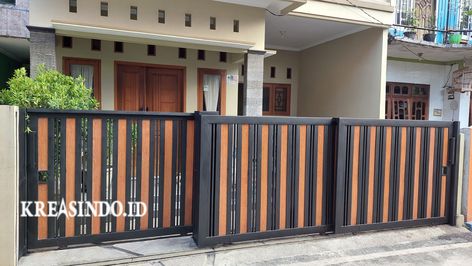 Harga Pintu Pagar Besi Kombinasi GRC Pallet Gazebo Ideas, Pagar Sliding, Pagar Modern, Bungalow Interior, Wood Fence Design, House Main Gates Design, Main Gate Design, House Gate Design, Door Design Modern