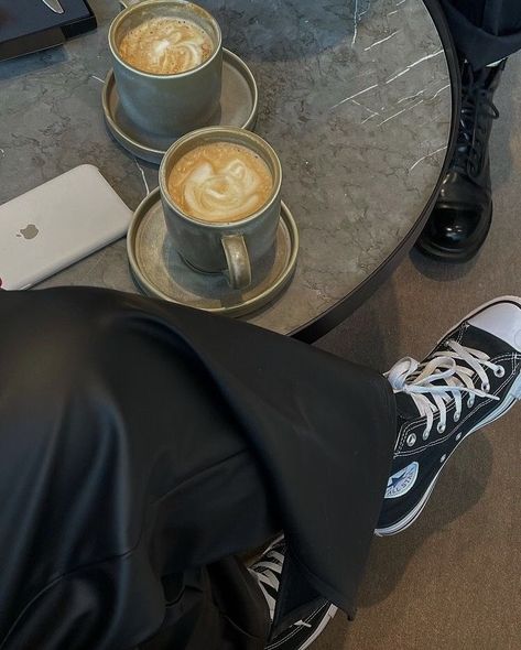 Coffee Date Aesthetic, Coffee Dates Aesthetic, Date Aesthetic, Coffee Obsession, Coffee Date, Beige Aesthetic, Coffee And Books, Oui Oui, Coffee Addict