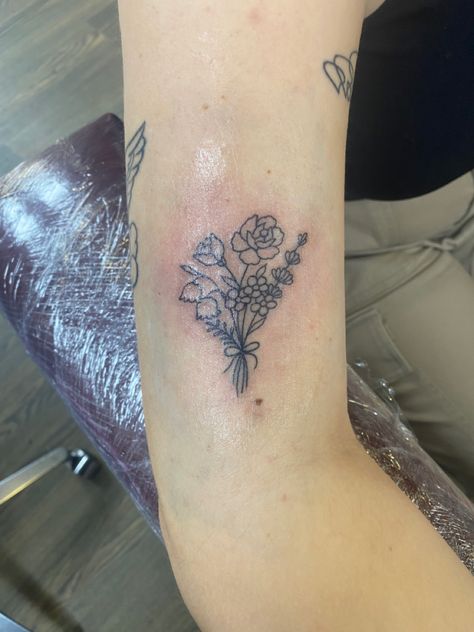 Hanging Tattoo, Bouquet With Ribbon, Tattoo Fine Line, Bouquet Tattoo, Fresh Tattoo, Fine Line, Flowers Bouquet, Tatting, Ribbon