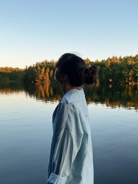 Lake Aesthetic Pictures, Dock Photo Ideas, Lake Photoshoot Aesthetic, Poses Near Lake, Lake Side Photoshoot, Inspi Photo Instagram, Lake Poses Picture Ideas, Photoshoot Ideas Lake, Lake Inspo Pics