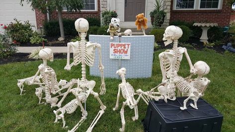 30+ Skeleton Halloween Decoration Ideas for Outdoors Diy Halloween Graveyard, Porche Halloween, Diy Halloween Dekoration, Fun Diy Halloween Decorations, Scary Halloween Decorations Outdoor, Dekorasi Halloween, Halloween Diy Outdoor, Halloween Skeleton Decorations, Halloween Graveyard