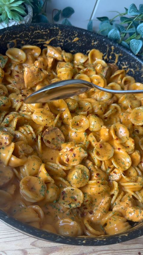 Creamy Sweet chilli, chicken and chorizo pasta . ⬇️ Recipe below ⬇️ . Press save for dinner inspiration 📌 follow @dinner_at_hols for… | Instagram Chicken And Chorizo Pasta, Chicken And Chorizo, Chorizo Pasta, Sweet Chilli Chicken, Easy Pasta Dinner, Chilli Chicken, Healthy Food Dishes, Easy Smoothie Recipes, Dinner Inspiration