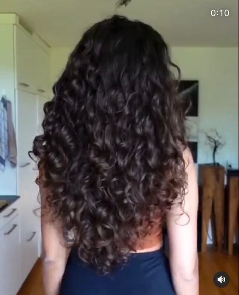 Layered Wavy Hair Face Framing, V Haircut For Curly Hair, Heavy Layers Curly Hair, Curly Hair V Shape, Curly Hair Long Haircut, V Haircut Curly Hair, Curly V Haircut, Layered Curly Haircuts Long, Long Haircut With Layers Face Framing Curly Hair