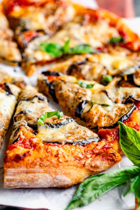 Best news ever: Dinner can be ready in 35 minutes flat when this Eggplant Pizza is on the menu for pizza night! That’s faster than delivery! Everyone will love how this easy homemade pizza tastes like a combination of eggplant parmesan and pizza! Eggplant Parmesan Pizza, Pizza With Eggplant, Pizza Eggplant, Eggplant Pizza Recipe, Fancy Cooking, Honey Pizza, Eggplant Pizza, Sauteed Eggplant, Parmesan Pizza