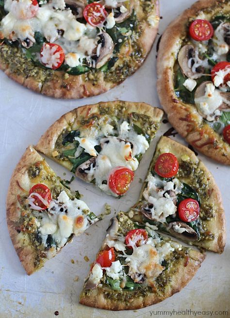 These Easy Pesto Pita Bread Pizzas use pita bread as the crusts and are spread with pesto and topped with veggies. Delicious and healthy lunch, dinner or snack! Pita Bread Pizza, Pizza Vegana, Pita Pizzas, Pesto Pizza, Chicken Broccoli Casserole, Bread Pizza, Flat Bread, Pita Bread, Healthy Easy