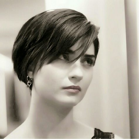 Short Copper Hair, Dark Hair Makeup, Short Hair Back, Chic Haircut, Tuba Buyukustun, Short Ombre Hair, Actress Without Makeup, Short Bob Haircuts, Hair Reference