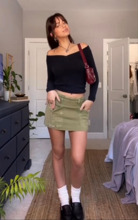 Army Green Skirt Outfit, Green Mini Skirt Outfit, Mini Skirt Outfit Aesthetic, Khaki Skirt Outfits, Skirt Outfit Aesthetic, Green Skirt Outfits, Green Top Outfit, Outfit Mini Skirt, Cargo Skirt Outfit