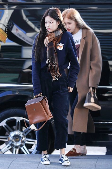 Happy Jennie Day, Kim Makeup, Eve Outfit, Black Converse, Asian Celebrities, Jennie Kim, Autumn Outfit, Airport Style, Uk Fashion