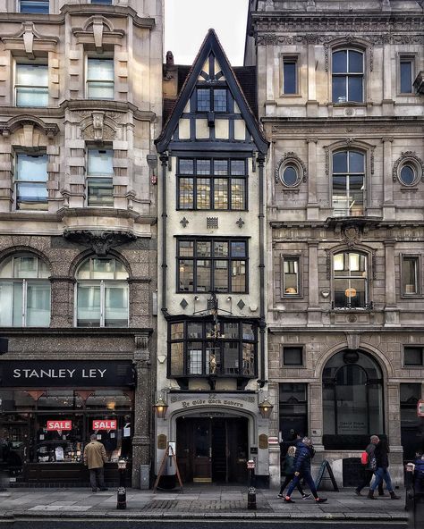 Old London Streets, Victorian London Aesthetic, Victorian House London, Victorian Facade, London 1800, Victorian City, Victorian Street, Apartment Exterior, London Buildings