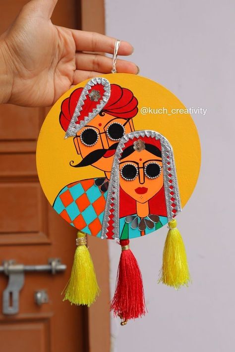 Padharo Sa Art Drawing, Rajasthani Art Design, Mehendi Platter, Weeding Gift Ideas, Yarn Painting Art, Rajasthani Design, Garden Sticks, Handmade Wall Hangings, Painted Trunk