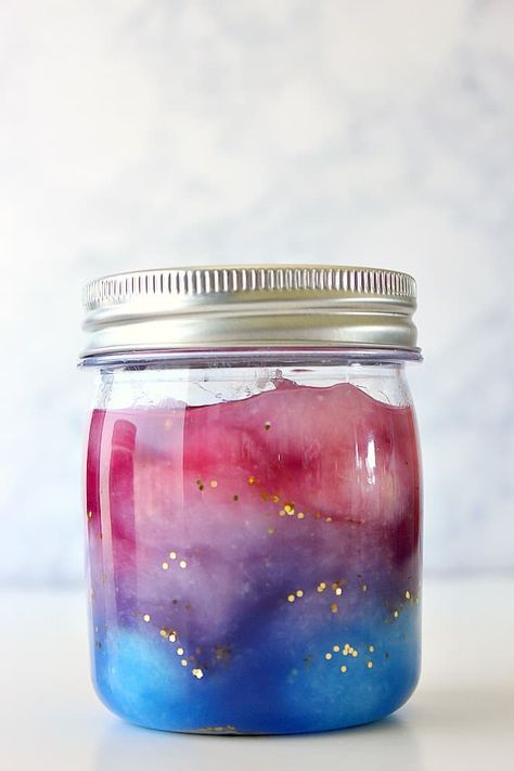 How to make Galaxy in a Jar. Galaxy In A Jar, Cute Diy Crafts, Galaxy Jar, Easy Room Decor, Easy Diy Room Decor, Astuces Diy, Craft Room Decor, Diy Simple, Room Deco