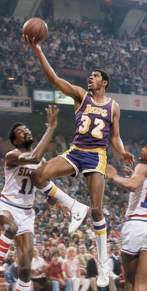 Magic Johnson Showtime Lakers, Basket Nba, Bola Basket, Lakers Basketball, Basketball Photography, Basketball Star, Nba Legends, Sports Hero, Basketball Legends