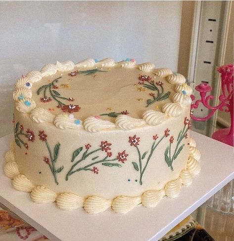 Vintage Cake Decor, Birthday Cake Cottagecore, Simple Flower Cake Ideas, Cantarito Cake, Birthday Cakes Vintage, Simple Vintage Cake, Vintage Floral Cake, Spring Birthday Cake, Cottagecore Cake