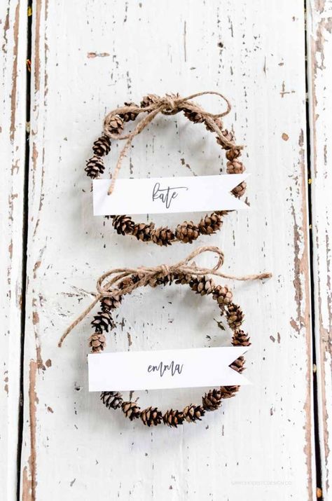 Mini Wreath Diy, Diy Rustic Wreath, Pinecone Wreaths, Holiday Place Cards, Mini Pine Cones, Xmas Table Decorations, Pinecone Garland, Holiday Crafts Diy, Easy Fall Crafts