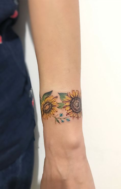 Sunflower Wrist Tattoo, Wrist Bracelet Tattoos, Ankle Band Tattoo, Wrap Around Wrist Tattoos, Bracelet Tattoos, Daisy Tattoo Designs, Wrist Bracelet Tattoo, Colour Tattoo For Women, Bracelet Tattoo