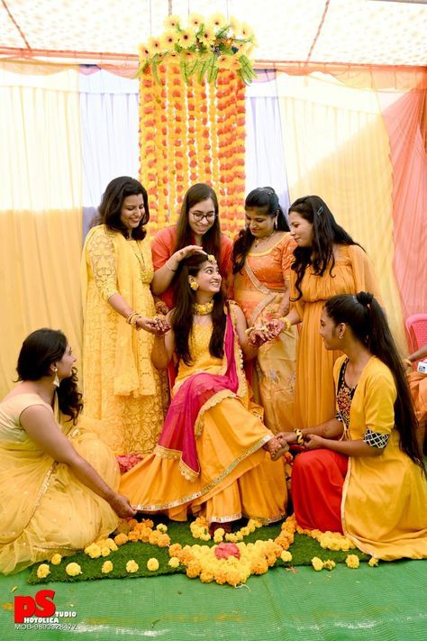 Haldi Bride Friends Poses, Haldi Half Saree For Bride, Haldi Photoshoot With Friends, Haldi Look For Bride Sister, Haldi Dress Ideas For Sisters, Mehndi Photoshoot, Haldi Photography Ideas, Mehndi Poses, Haldi Look For Bride