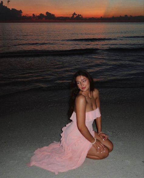 Beach Dress Photoshoot, جزر المالديف, Beach Photo Inspiration, Beach Instagram Pictures, Summer Poses, Summer Picture Poses, Pose Fotografi, Vacay Outfits, Adorable Outfits