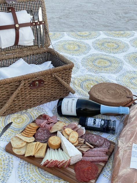 Charcuterie Board On Beach, Charcuterie Board Beach Picnic, Charcuterie Board Beach, Beach Charcuterie Board, Charcuterie Board Picnic, Beach Charcuterie, Beach Picnic Foods, Romantic Beach Picnic, Beach Picnic Party