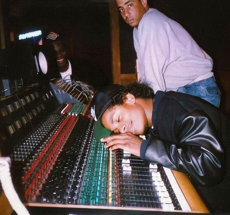 90's Hiphop on Instagram: “Eazy-E, MC Ren & DJ Yella in the studio 🎶” R&b Aesthetic, 90s Rappers Aesthetic, 90s Rappers, Estilo Cholo, Eazy E, Hip Hop 90s, Hip Hop Classics, Straight Outta Compton, 90s Rap