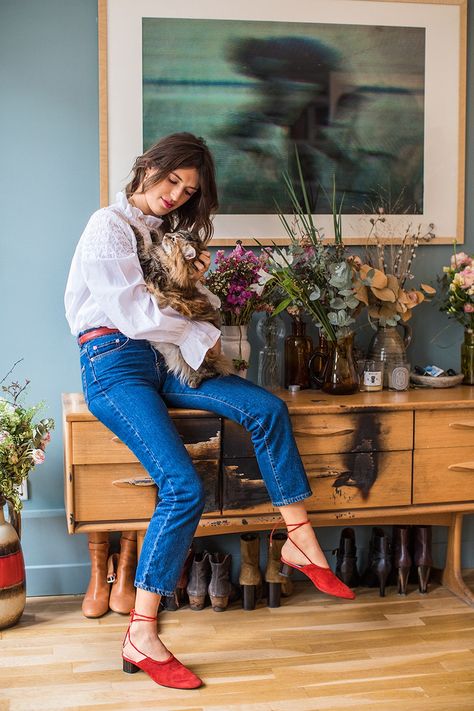 How French Style Star Jeanne Damas Does a Week of Outfits | Glamour Jeanne Damas Style, How To Wear Jeans, Style Parisienne, Parisian Chic Style, Belle Silhouette, Jeanne Damas, French Girl Style, Paris Mode, Style Star