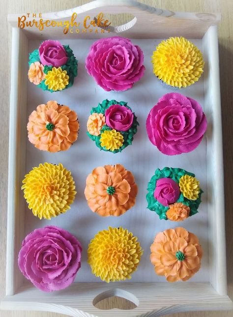 Colorful Wedding Cupcakes, Fiesta Theme Cupcakes, Fiesta Cupcakes Ideas, Encanto Birthday Party Cupcakes, Spring Themed Cupcakes, Floral Themed Cupcakes, Mexican Themed Cupcakes Fiestas, Encanto Theme Cupcakes, Tropical Flower Cupcakes