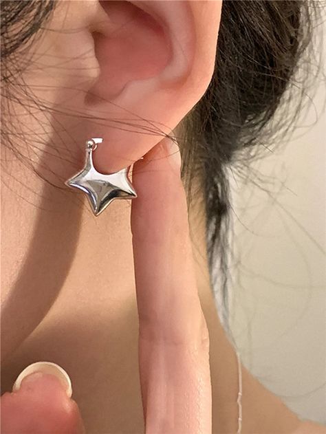 Star Design Hoop Earrings | SHEIN USA Punk Mode, Geometric Hoop Earrings, Earrings Aesthetic, Y2k Jewelry, Metal Stars, Star Earrings Stud, Trendy Earrings, Moda Vintage, Girls Jewelry