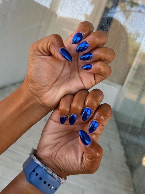 Let Hailey Bieber's Chrome Nails Inspire Your Wedding Mani Nail Color Inspo Winter, Nail Laquer Ideas, Christmas Nail Colors Winter, Fall/winter Nail Colors, Short Nail Color Ideas, Solid Nail Ideas, Holiday Nails Blue, Christmas Nail Color, Chrome Manicure